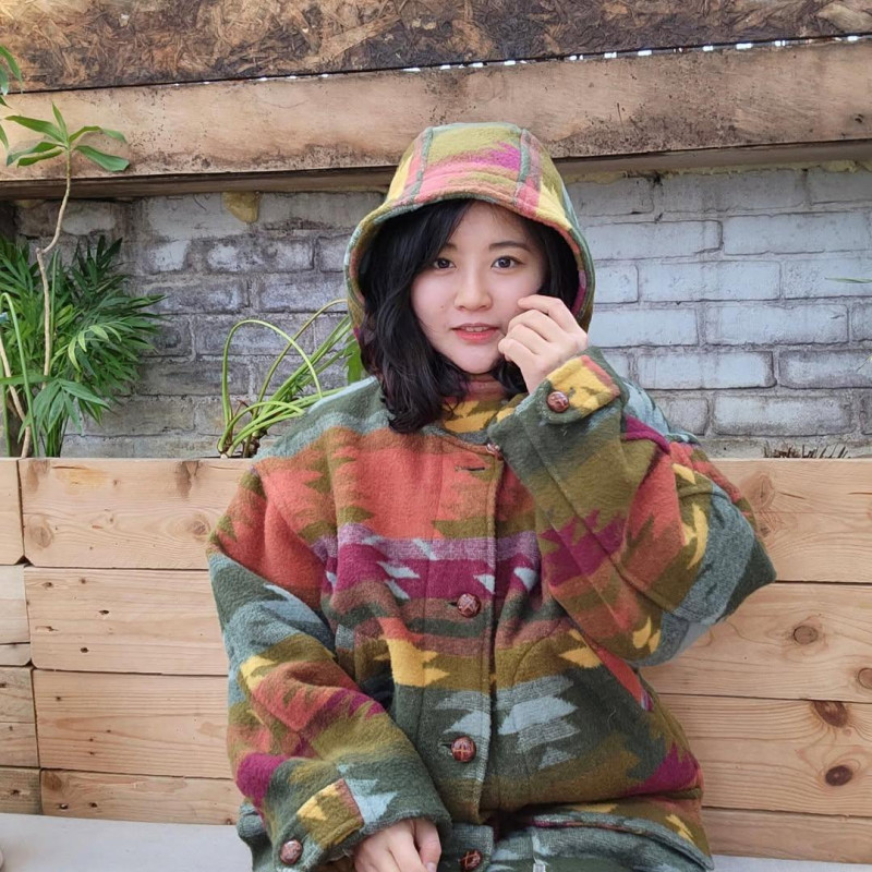 La surcoreana Baek Se-hee, autora del libro de memorias "Quiero morir, pero también comer tteokbokki",