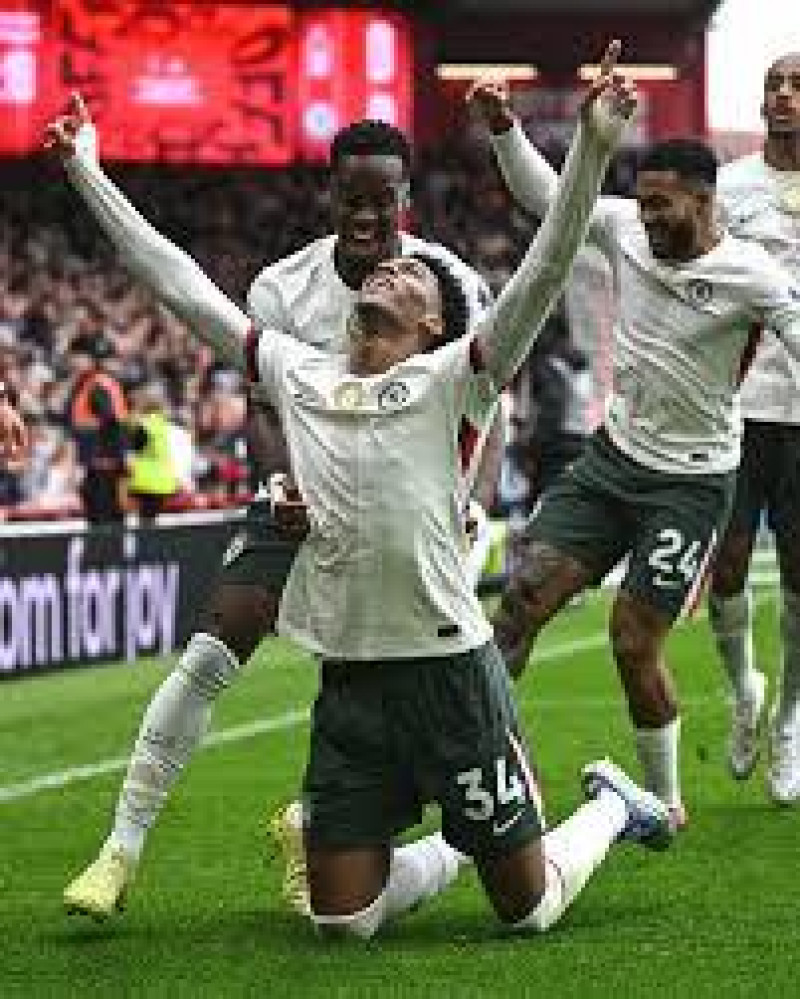 Josh Acheampong y Pedro Neto festejan luego que el primer marcara un gol en el partido en que el Chelsea se impuso al Forest