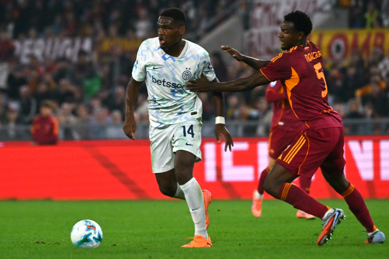 Ange-Yoan Bonny lucha por el balón con el defensa de la Roma, Obite Evan Ndicka, durante el partido entre la AS Roma y el Inter de Milán en el Estadio Olímpico de Roma el 18 de octubre de 2025