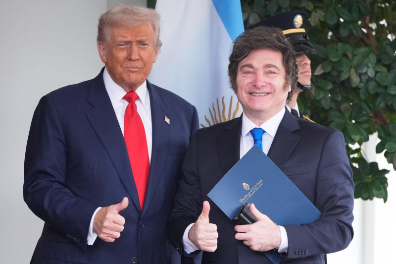 El presidente Donald Trump recibe al presidente de Argentina, Javier Milei.El presidente Donald Trump recibe al presidente de Argentina, Javier Milei, a su llegada a la Casa Blanca, el martes 14 de octubre de 2025, en Washington. (AP Foto/Mark Schiefelbein)