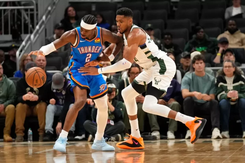 Shai Gilgeous-Alexander, del Thunder, conduce el balón frente a Giannis Antetokounmpo, de los Bucks, en un partido de pretemporada realizado el 14 de octubre de 2025.