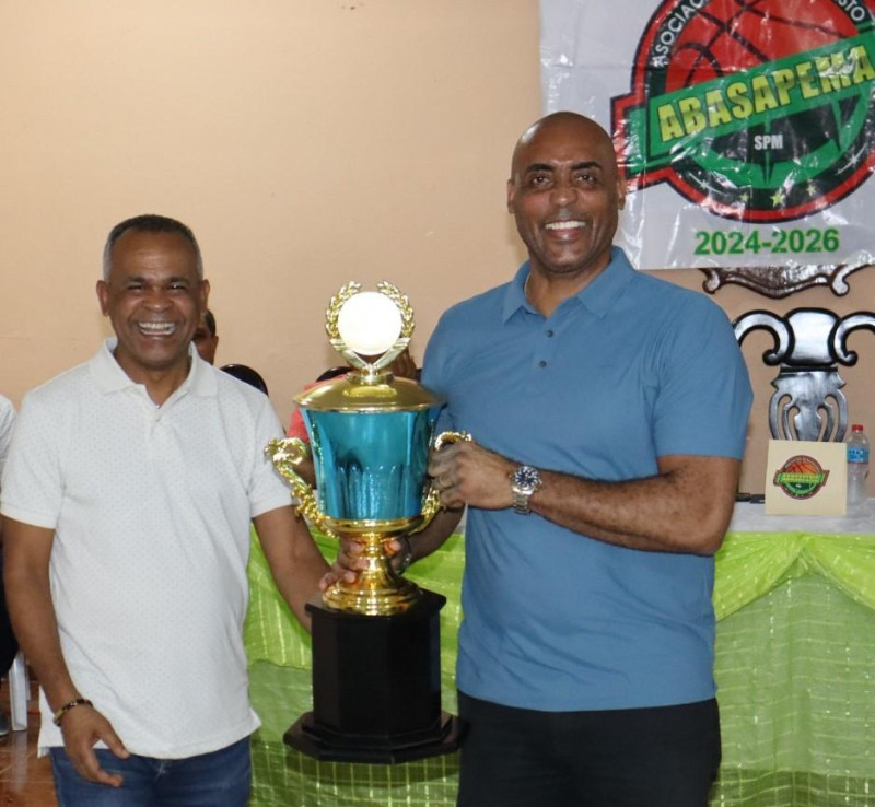 Pedro Vásquez, presidente del Comité Organizador del TBS-SPM 2025, y Fausto Paulino, presidente de Abasapema, presentan la Copa BanReservas.