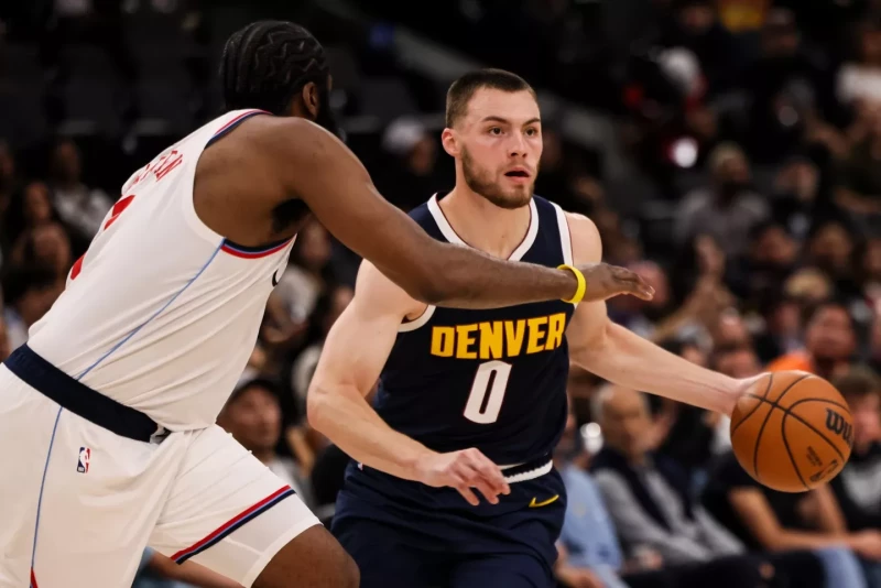 Christian Braun, a la derecha, de los Nuggets, maneja el balón frente a James Harden, de los Clippers, en el partido de pretemporada de la NBA, el 12 de octubre de 2025.