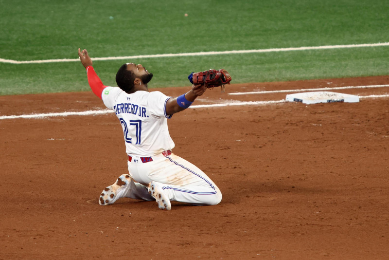 Vladimir Guerrero Jr. #27 de los Toronto Blue Jays celebra en el campo después de derrotar a los Seattle Mariners en el séptimo juego de la Serie de Campeonato de la Liga Americana en el Rogers Centre el 20 de octubre de 2025 en Toronto, Ontario.