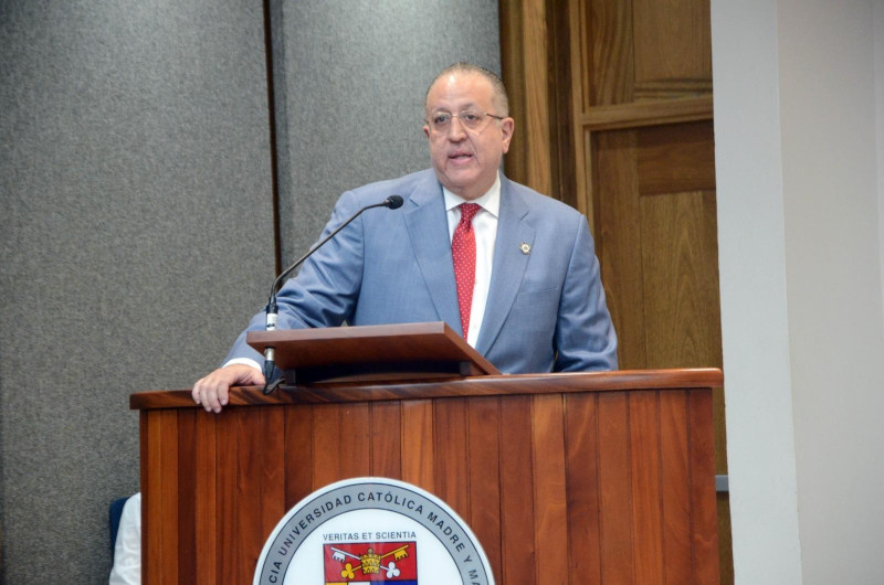 Magín Díaz, ministro de Hacienda y Economía en el conversatorio de la universidad PUCMM.