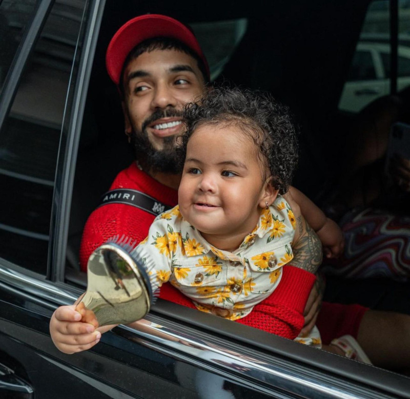 Anuel AA junto a su hija Cattleya, fruto de su matrimonio con Yailin.