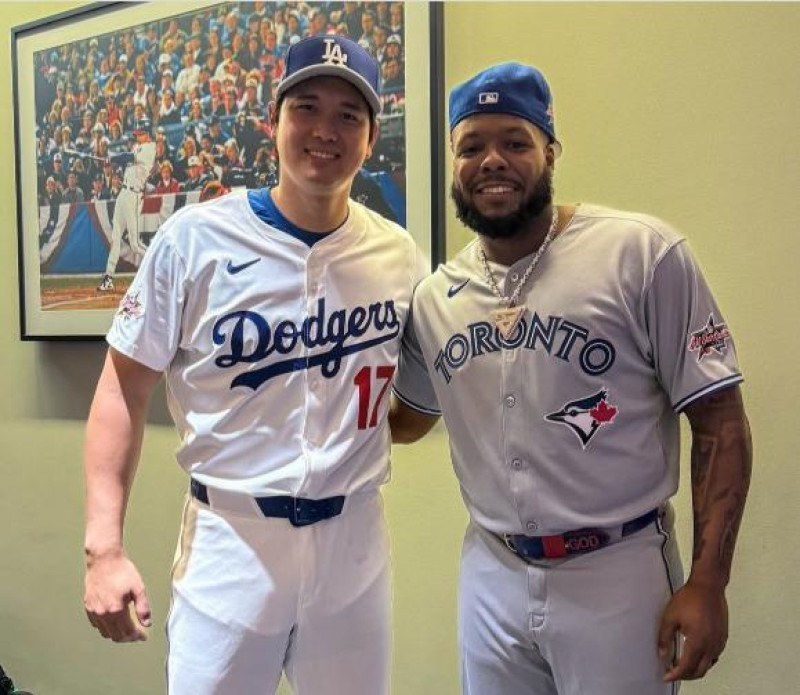 Shohei Ohtani y Vladimir Guerrero Jr. durante la pausa del Juego de Estrellas.