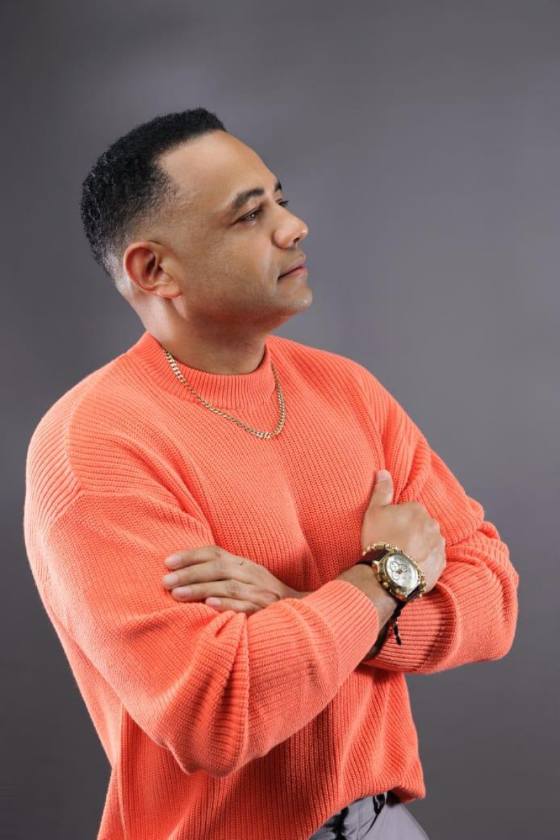 Yovanny Polanco, conocido como "El Mambólogo", es cantante, acordeonista y compositor dominicano de merengue típico.