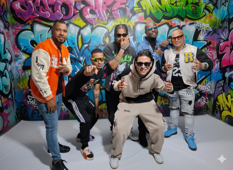 Moncholo La Vainilla (Misael Fermín Peña), a la izquierda junto a un grupo de jóvenes colombianos, es un productor musical dominicano que se ha destacado por su trabajo en el género urbano.