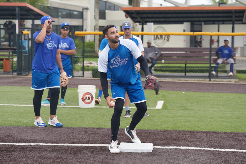 Jordan Lawlar, de los Tigres del Licey, realiza entrenamientos con miras a su participación en el torneo de béisbol otoño-invernal.