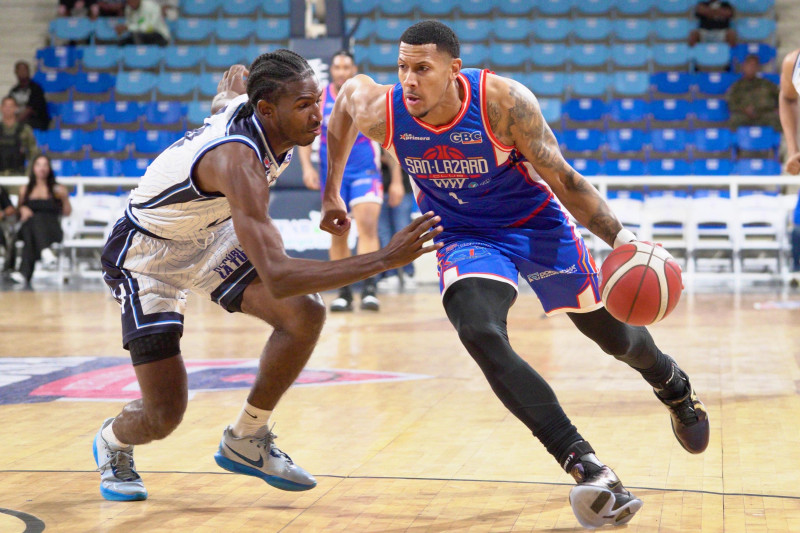 Ángel Núñez, del club San Lázaro, avanza con el balón asediado por el defensor de El Millón, Lennon Reyes.