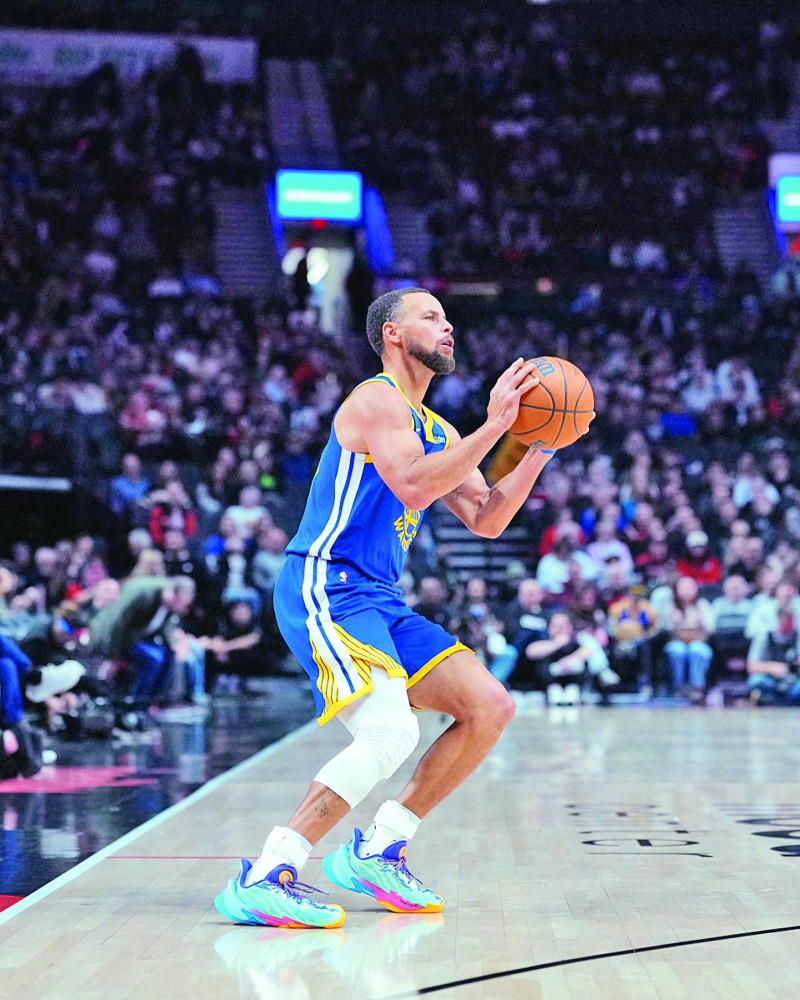 Stephen Curry, de los Warriors, gana más de 59 millones de dólares esta campaña. / afp