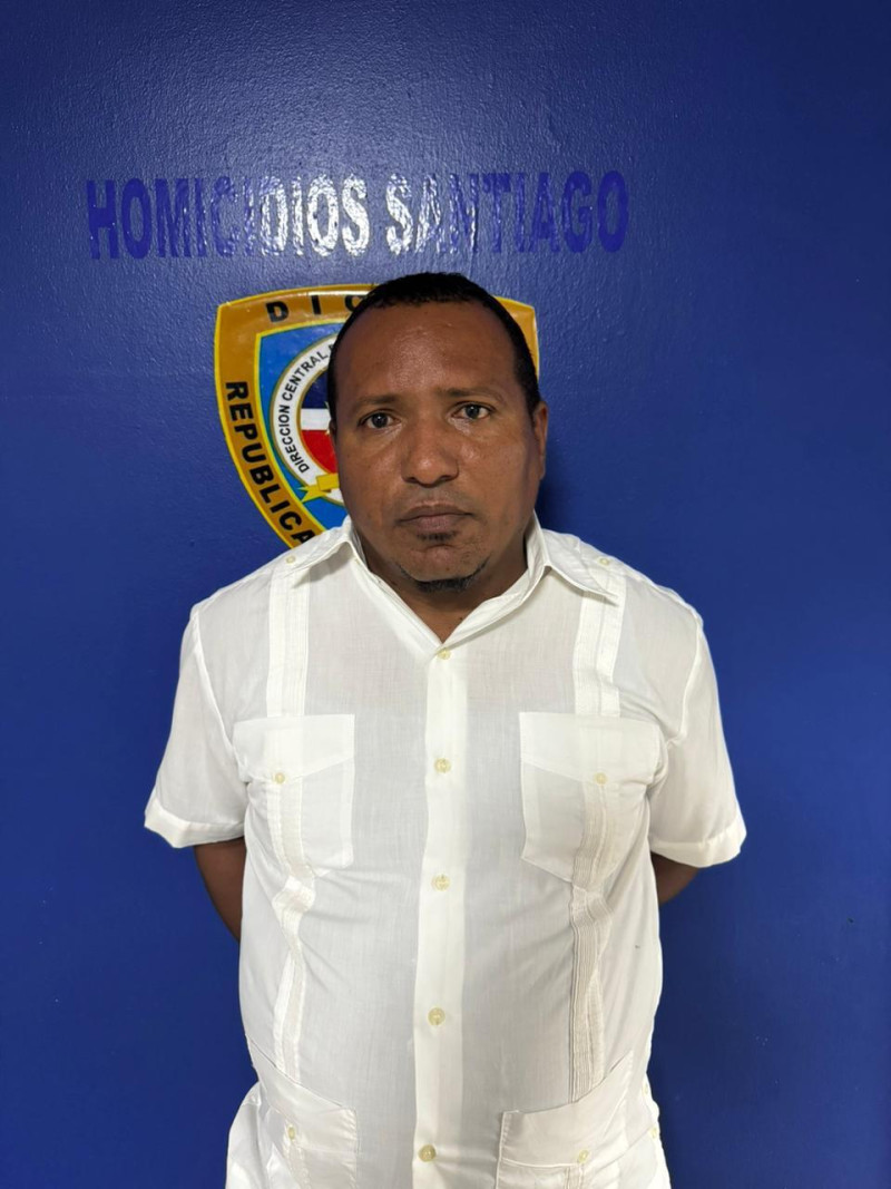 Alexander Ramón Peña Henríquez, de 52 años, quien estaba siendo requerido mediante la orden de emitida el 26 de octubre por la Oficina Judicial de Servicios de Atención Permanente del Distrito Judicial de La Vega.