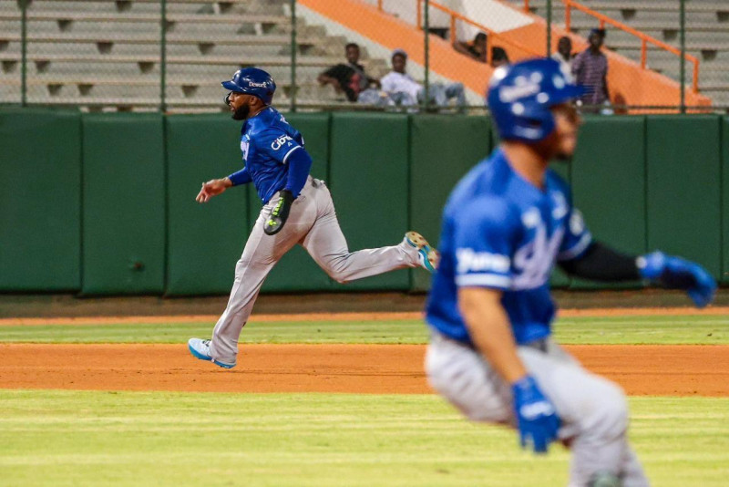 Francisco Mejía llega a la primera base con hit mientras Mel Rojas Jr. a la tercera base con el batazo.
