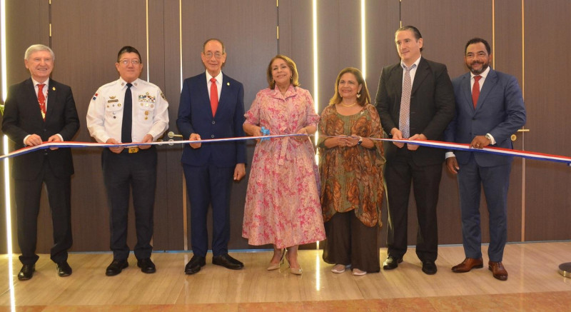 Corte de cinta. Alejandro Rubín, Minouru Matsunaga, Luis Felipe Aquino, Luisa María de Aquino,