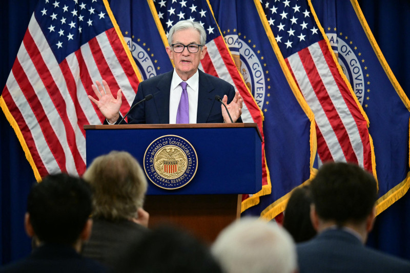 El presidente de la Reserva Federal de EE. UU., Jerome Powell, habla durante una conferencia de prensa al final de una reunión del Comité de Política Monetaria en Washington, D.C., el 29 de octubre de 2025.
La Reserva Federal de EE. UU. anunció el miércoles su segundo recorte consecutivo de un cuarto de punto en la tasa de interés para impulsar el debilitado mercado laboral, revelando una decisión que puso de relieve la creciente división en sus filas.