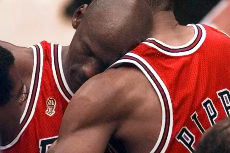 Michael Jordan, de los Bulls, se desploma en los brazos Scottie Pippen, a la derecha, al final del Juego 5 de las Finales de la NBA contra Utah, el 11 de junio de 1997.