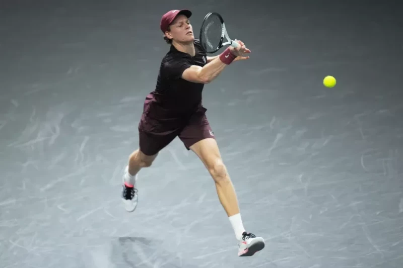 Jannik Sinner devuelve ante Zizou Bergs durante la segunda ronda del Masters de París, el 29 de octubre de 2025, en París.