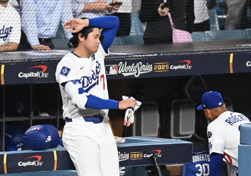Shohei Ohtani descansa mientras se prepara para batear luego de lanzar una entrada.