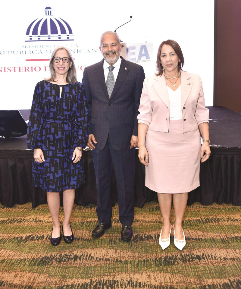 Ancell Scheker, Fabio Cabral y Rosario Vásquez.