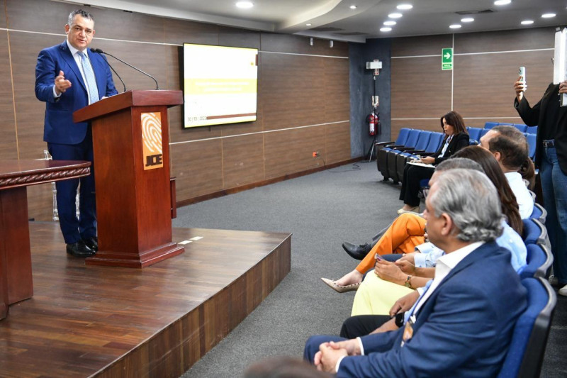 Presidente JCE presenta documento a integrantes de la CPEP y el Instituto Duartiano