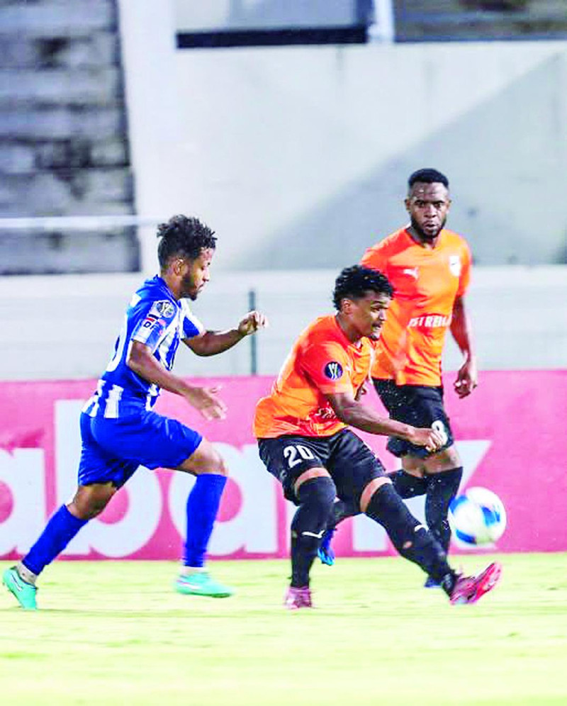 Uno de los gratos momentos de acción en el choque en que Cibao Fc y O&M empataron a un gol en las semifinales de la Copa del Caribe