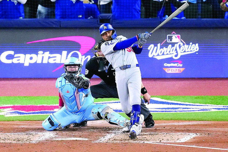 Mookie Betts, de los Dodgers, conecta un sencillo remolcador de dos carreras en la tercera entrada del partido 6 de la Serie Mundial contra los Azulejos de Toronto.