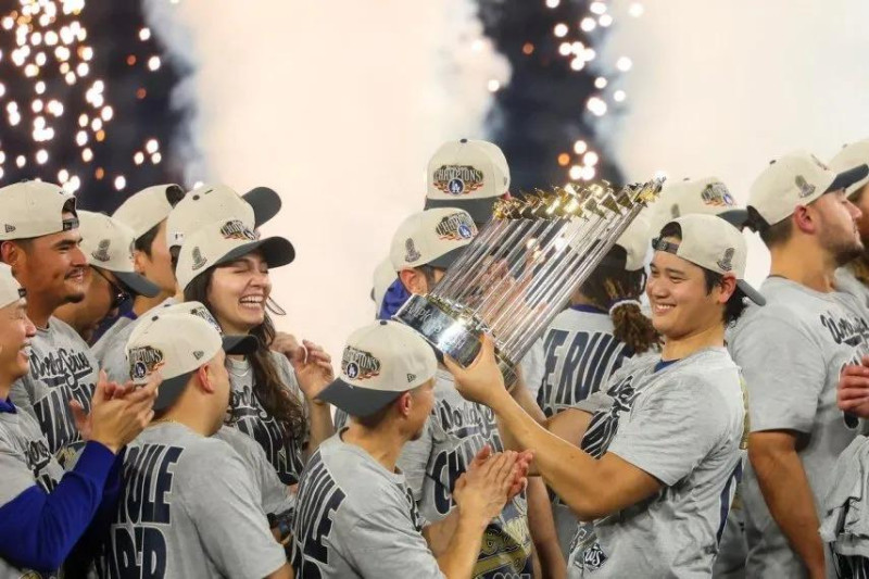 Shohei Ohtani sostiene el trofeo de campeón de los Dodgers, conjunto que se coronó por segundo año seguido como monarca de las Grandes Ligas.
