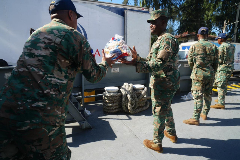 Miembros de la Fuerza Armada de la República Dominicana colaboa en la organización para enviar ayuda a Jamaica