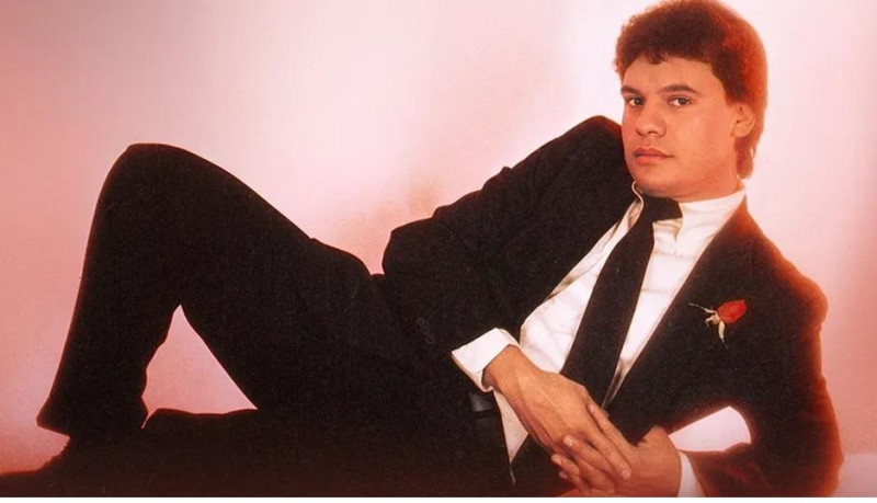 La serie documental "Juan Gabriel: debo, puedo y quiero" se estrenó en Netflix.