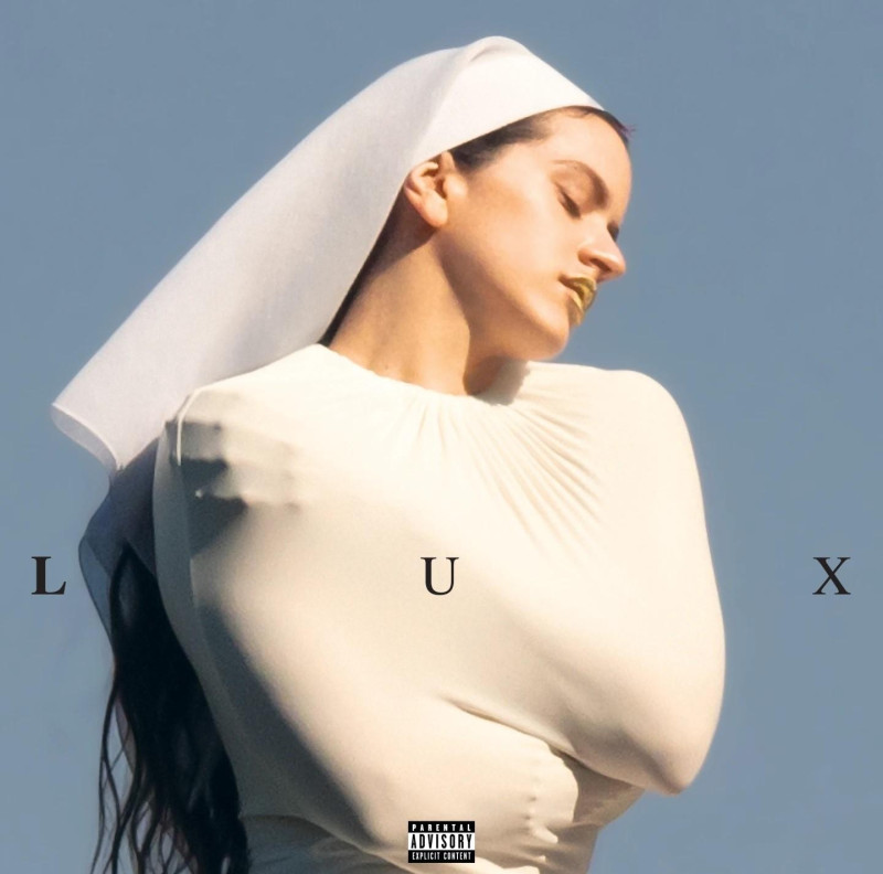 Esta imagen publicada por Columbia Records, muestra a Rosalía vestida de monja en la portada del álbum "Lux".