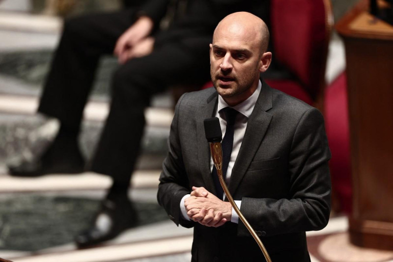 El ministro Jean-Noel Barrot discursando en el parlamento frances.