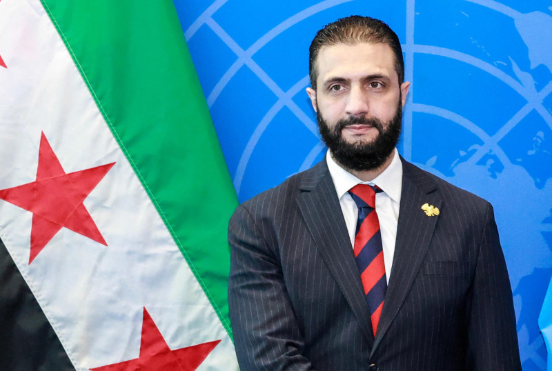 El presidente sirio Ahmed al-Sharaa se reúne con el secretario general de la ONU, Antonio Guterres (fuera de plano), durante la Asamblea General de las Naciones Unidas en la sede de la ONU en Nueva York el 24 de septiembre de 2025. (Foto de Kena Betancur / AFP)