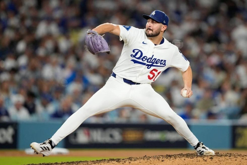 El lanzador de los Dodgers de Los Ángeles, Alex Vesia, lanza contra los Cerveceros de Milwaukee durante la séptima entrada del Juego 4 de la Serie de Campeonato de la Liga Nacional.