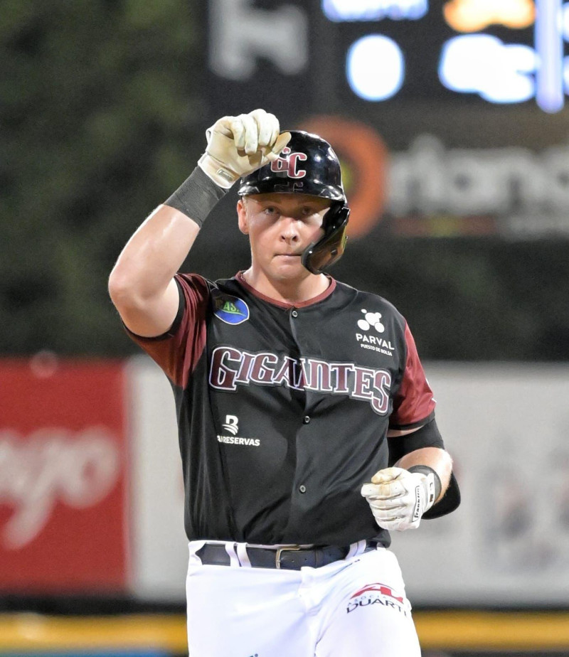 Jake Holton, de los Gigantes, reacciona luego de pegar su batazo ganador ante las Águilas Cibaeñas.