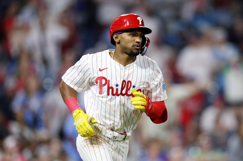 Johan Rojas, número 23 de los Philadelphia Phillies, corre hacia la primera base durante un partido