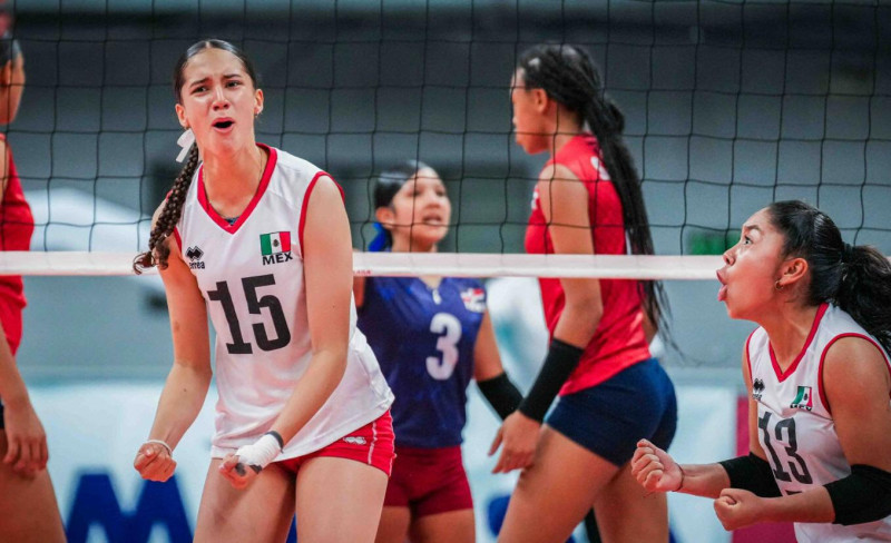 Un par de jugadoras mexicanas reaccionan tras vencer al equipo dominicano en el torneo Norceca femenino Sub17.