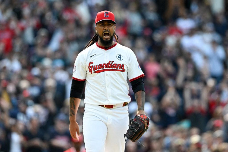 Emmanuel Clase (#48) de los Cleveland Guardians celebra la victoria del equipo por 4-2 sobre Los Angeles Angels en el Progressive Field el 1 de junio de 2025 en Cleveland, Ohio.