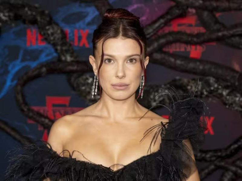 La actriz y productora británica Millie Bobby Brown asistió al estreno en la alfombra roja de Los Ángeles de la quinta temporada de "Stranger Things" de Netflix.