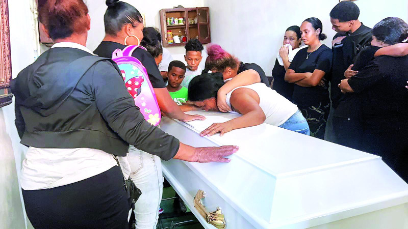 Familiares y vecinos lloran consternados la muerte de la adolescente de 13 años.
