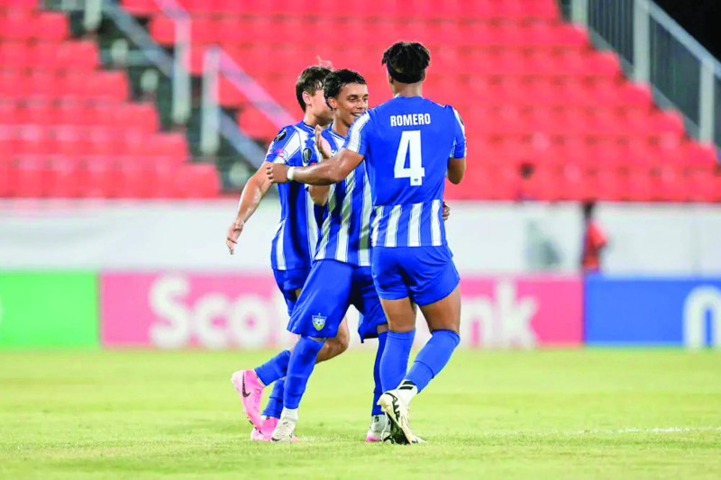 Jugadores del onceno O&M se felicitan luego de anotar un gol en un pasado partido de la LDF.