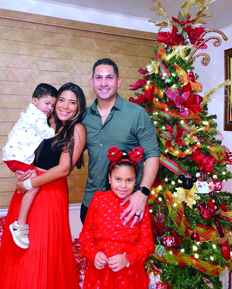 Paolo Espino junto a su esposa y sus dos hijos mayores.