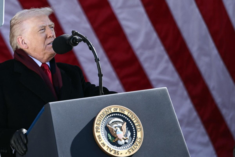 El presidente estadounidense Donald Trump pronuncia un discurso durante una ceremonia del Día de los Veteranos en el Cementerio Nacional de Arlington, Virginia, el 11 de noviembre de 2025.