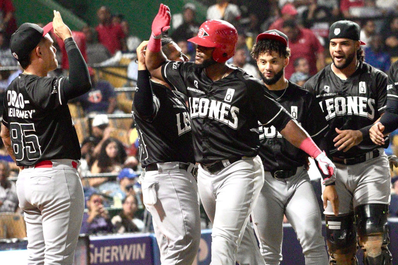 Alexander Canario es felicitado por sus compañeros tras pegar su jonrón solitario.