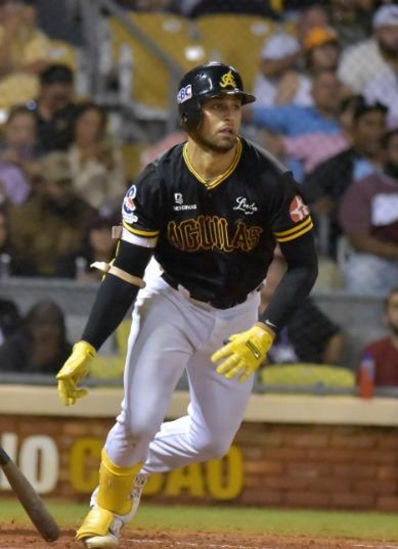 J. C Escarra tuvo otro gran desempeño con el bate para beneficio de las Aguilas.
