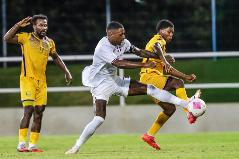 Momento de acción en el partido entre República Dominicana y San Vicente y Las Granadinas.
