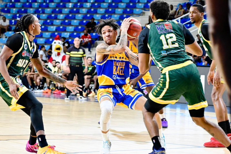 Richard Bautista, del club Mauricio Báez, es marcado por Juan Guerrero, de San Carlos.