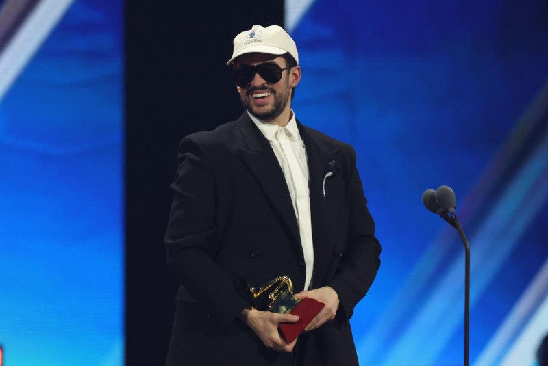 Bad Bunny ganó álbum del año por  "DeBI TIRAR MaS FOToS"
