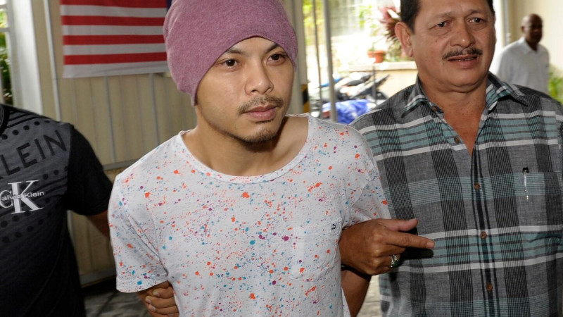 Wee Meng Chee, a la izquierda, un rapero malasio conocido popularmente como Namewee, es escoltado por policías de paisano a su llegada a la corte de magistrados en Penang, Malasia, el 22 de agosto de 2016.
