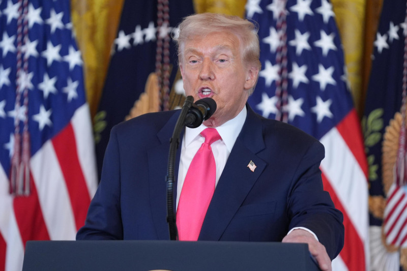 El presidente Donald Trump pronuncia un discurso durante un evento sobre el sistema de acogimiento familiar en el Salón Este de la Casa Blanca, el jueves 13 de noviembre de 2025, en Washington.